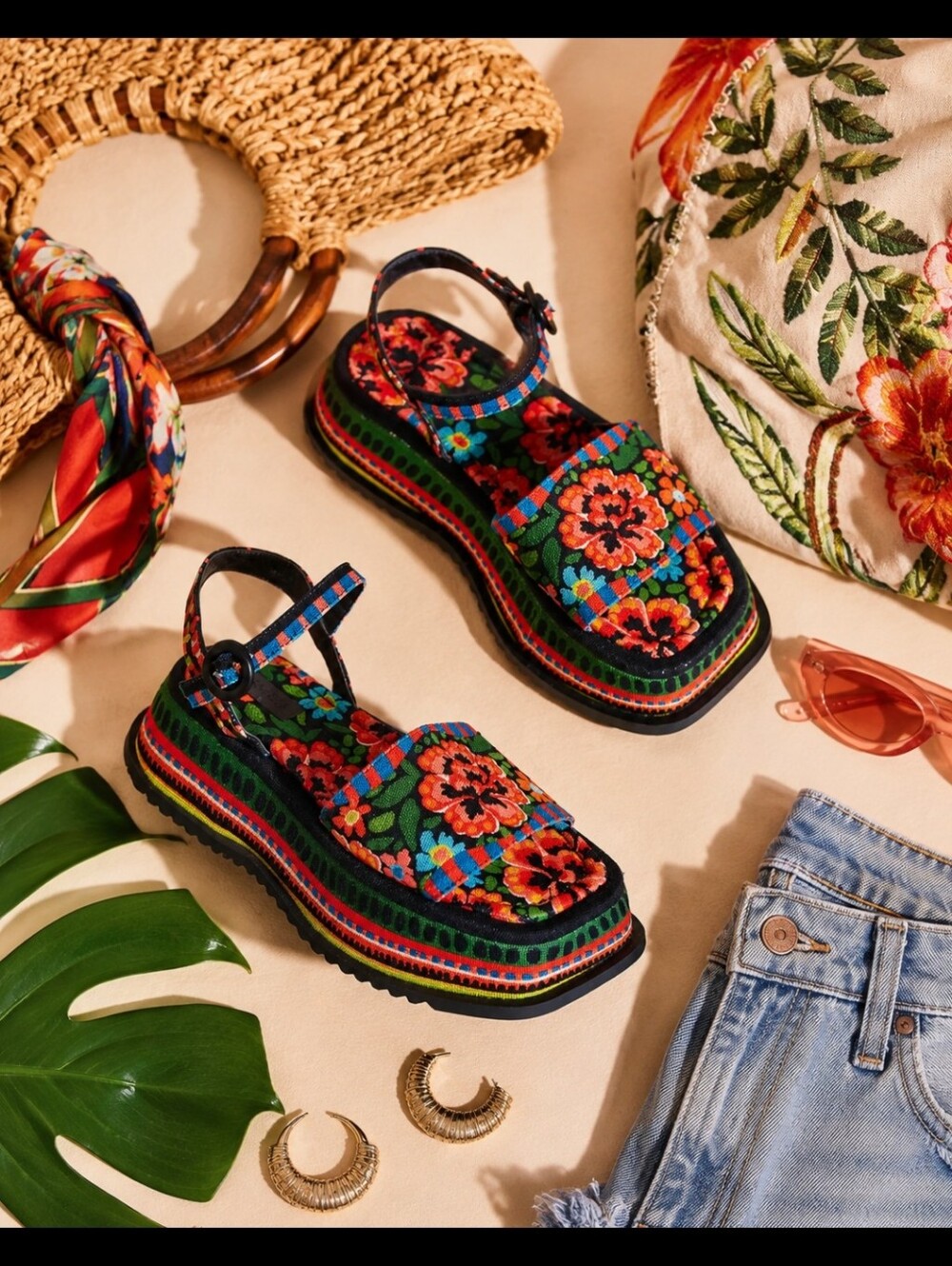 🌸🌼*NWT* FARM Rio Spring Delight Flatform Sandal Black Floral Size 9